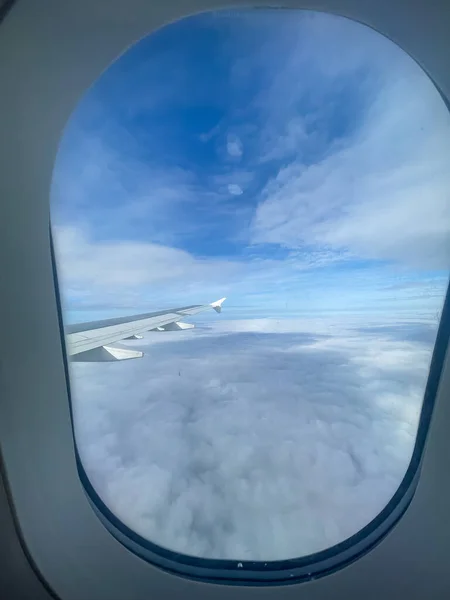 在蓝天的飞机上从机舱窗口看风景 — 图库照片