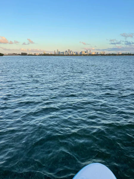 Miami Skyline Från Biscayne Bay Vatten — Stockfoto