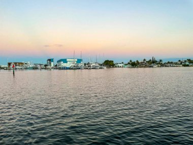 Riviera Sahili, Florida 'daki kıyı içi su yolunda gün batımı