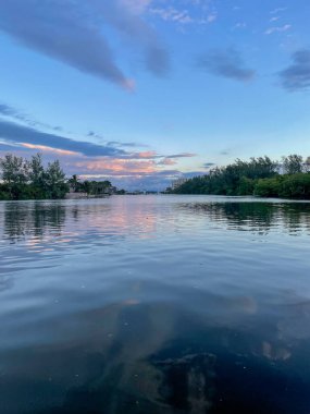 Florida sahilinde sisli bir gün doğumu