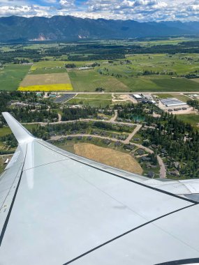 Montana 'nın dağları üzerinde uçak kanadı