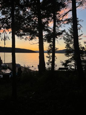 Buzul Ulusal Parkı 'ndaki gölde renkli bir gün batımı.