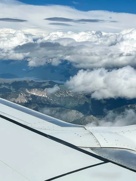 Skrzydło Samolotu Nad Górami Montana — Zdjęcie stockowe