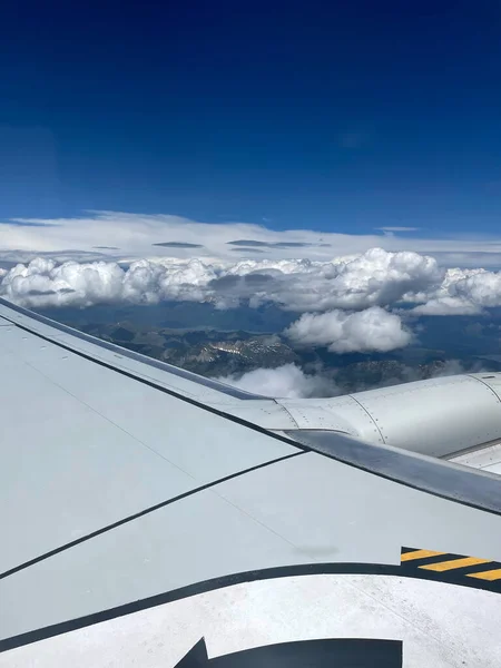 飞机飞越蒙大拿州的高山 — 图库照片