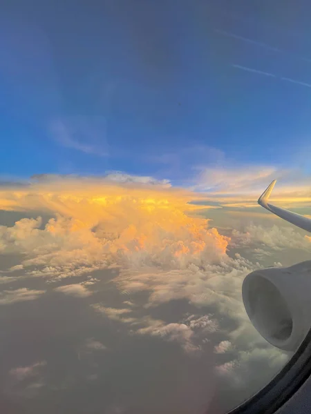 Κοιτάζοντας Έξω Από Παράθυρο Του Αεροπλάνου Στο Ηλιοβασίλεμα Στα Σύννεφα — Φωτογραφία Αρχείου