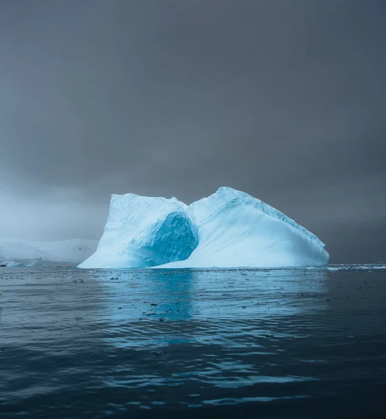 中に面白いとカラフルな空の下で穴のある光合成と複雑な氷山 地球温暖化と気候変動の概念 グリーンランドの北極圏で撮影されました 撮影された写真 — ストック写真