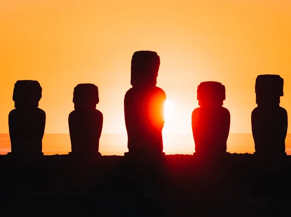 Ανατολή Ηλίου Στο Ahu Tongariki Αγάλματα Moai Στο Νησί Του — Φωτογραφία Αρχείου