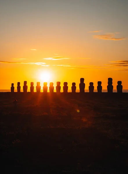 Ανατολή Ηλίου Στο Ahu Tongariki Αγάλματα Moai Στο Νησί Του — Φωτογραφία Αρχείου