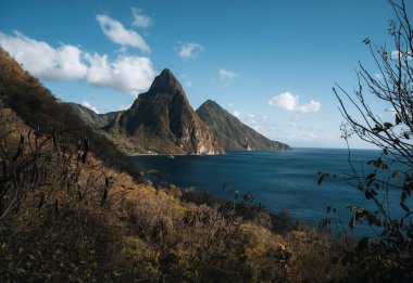 Karayipler 'deki St. Lucia' daki Petit ve Gros Piton 'dan mavi gökyüzünün altındaki dağların manzarası. Fotoğraf Soufriere yakınlarında çekildi. Aziz Lucia.