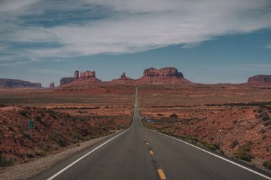 Forrest Gump Point Meksika Şapkası 'ndan Anıt Vadisi manzarası, ABD-163 caddesi anıtlara doğru gidiyor. Mavi gökyüzü ve güneşli bir gün. Fotoğraf Arizona 'da çekildi..