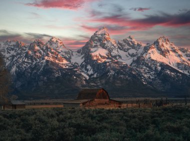 Güneş doğarken Mormon Row 'daki Grand Teton Ulusal Parkı' nda John Moulton Barn. Fotoğraf ABD 'de çekildi..