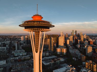 Günbatımında Elliott Körfezi manzaralı Seattle Space Needle hava aracı görüntüsü. Fotoğraf ABD 'de çekildi..
