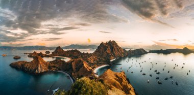 Güneş doğmadan bir sabah önce Padar Adası 'nın en iyi insansız hava aracı görüntüsü Komodo Adası Ulusal Parkı, Labuan Bajo, Flores, Endonezya. Fotoğraf Endonezya 'da çekildi.