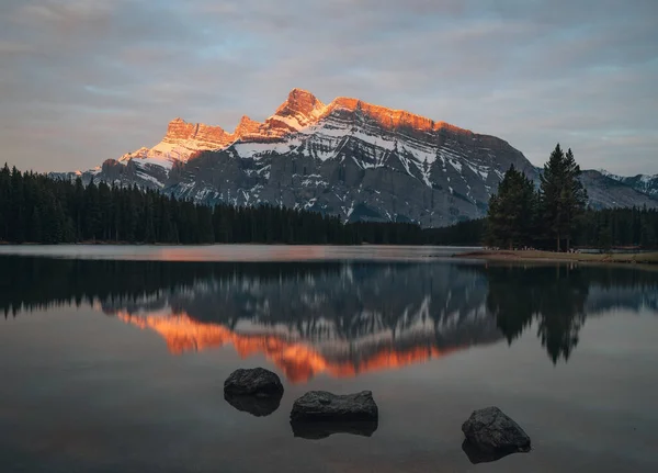 Hermoso Atardecer Amanecer Sobre Two Jack Lake Banff National Park — Foto de Stock