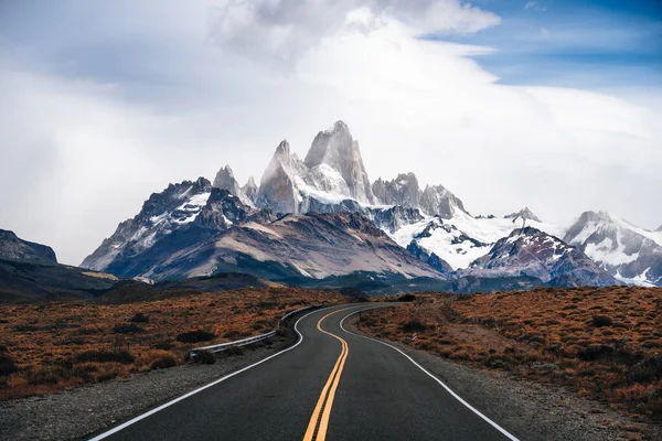 Monte Mount Fitz Roy, El Chalten, Arjantin 'de, yoldan görülmüş. Karla kaplı dağ zirveleri. Fitzroy, Arjantin. Fotoğraf Arjantin 'de çekildi..