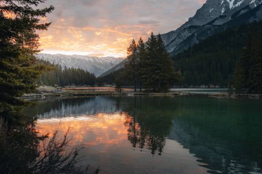 Banff Ulusal Parkı, Alberta 'daki Two Jack Gölü' nde küçük bir ada. Güneşin doğuşunun güzel günbatımı yansıması. Fotoğraf Kanada 'da çekildi.