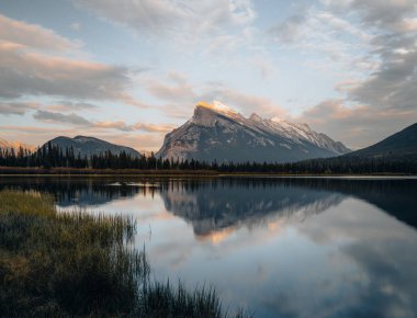 Kanada 'da Alberta, Kanada' daki Banff Ulusal Parkı 'nda bulunan Rundle Dağı ve milyonlarca gölden oluşan bir manzara. Fotoğraf Kanada 'da çekildi.