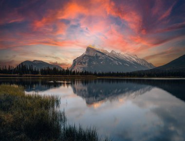 Kanada 'da Alberta, Kanada' daki Banff Ulusal Parkı 'nda bulunan Rundle Dağı ve milyonlarca gölden oluşan bir manzara. Fotoğraf Kanada 'da çekildi.