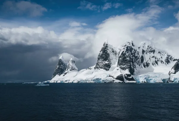 Landskap Snöiga Berg Och Isiga Stränder Lemaire Channel Antarktis Antarktis — Stockfoto