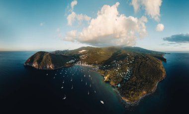 Guadeloupe 'un hava aracı Panorama' sı. Sahil insansız hava aracı günbatımı. Marigot 'daki Liman Koyu hava manzaralı, yelkenli tekneli. Plaj tatili için seyahat konsepti. Guadeloupe.