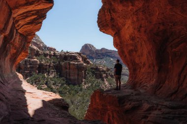 Sedona Arizona, Amerika 'daki gizli metro mağarası. Popüler Yürüyüş Varış Yeri. Covid 'den sonra ünlü seyahat konsepti. Fotoğraf ABD 'de çekildi..