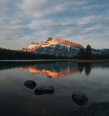 İki Jack Gölü, Banff Ulusal Parkı, Alberta, Kanada üzerinde güzel bir günbatımı ya da gün doğumu. Arka planda Vermilion Gölleri ve Rundle Dağı var. Macera yolculuğu konsepti. hoto Kanada 'da çekildi.