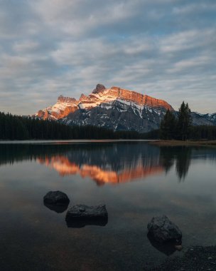 İki Jack Gölü, Banff Ulusal Parkı, Alberta, Kanada üzerinde güzel bir günbatımı ya da gün doğumu. Arka planda Vermilion Gölleri ve Rundle Dağı var. Macera yolculuğu konsepti. hoto Kanada 'da çekildi.