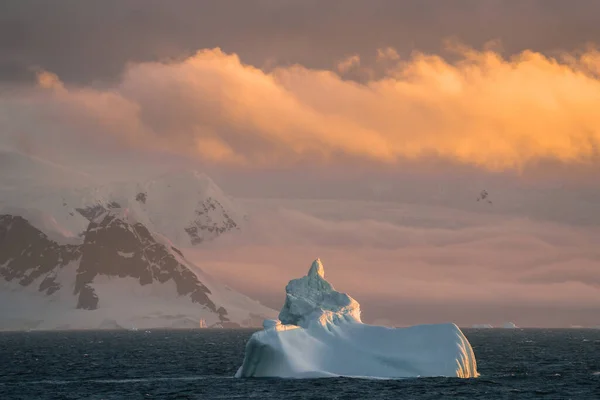 Ανταρκτική Παγόβουνο Φυσικό Τοπίο Κατά Διάρκεια Της Ανατολής Ηλιοβασιλέματος Μεσάνυχτα — Φωτογραφία Αρχείου