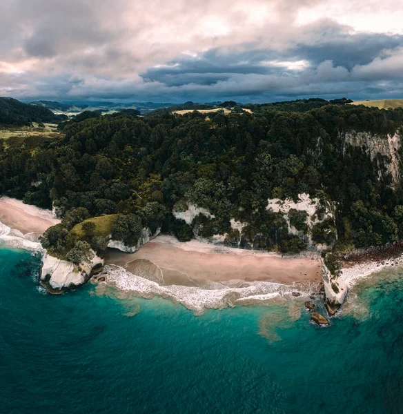 ニュージーランドのコロマンデル半島北島にあるテ ワンガヌイ ヘイ大聖堂入り江海洋保護区の空中 ドローンショット鳥の目を表示します ニュージーランドで撮影された写真 — ストック写真