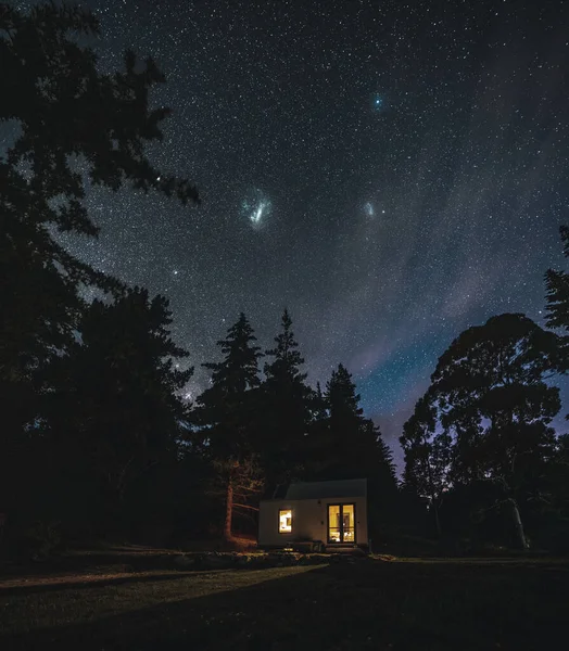 Cabaña Contra Cielo Nocturno Con Vía Láctea Cielo Del Sur —  Fotos de Stock