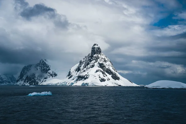 南極半島のレメール海峡の雪の山と氷の海岸の風景 地球温暖化と気候変動の概念 南極で撮影した写真 — ストック写真