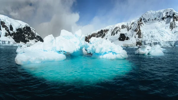 パラダイス湾の寒い北極の冬の風景南極 南の海の中氷の氷山 澄んだ水と青い空 — ストック写真