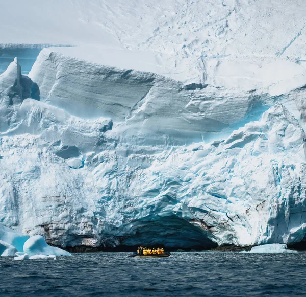 Човен Повний Туристів Досліджує Величезні Айсберги Дрейфують Затоці Біля Зеленкуватої — стокове фото