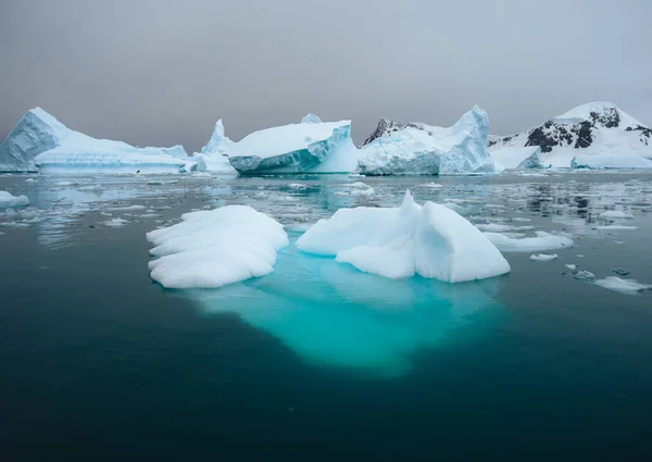 Paisaje Natural Antártico Con Témpanos Fiordo Hielo Groenlandia Durante Sol — Foto de Stock