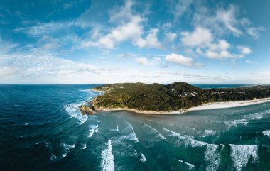 Cape Byron Körfezi hava aracı görüntüsü, sörfçüler ve mavi gökyüzü. Yeni Güney Galler, Avustralya