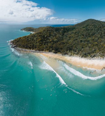 Cape Byron Körfezi hava aracı görüntüsü sörfçülerle dolu. Byron Körfezi 'ndeki deniz feneriyle birlikte Wategoes Plajı hava görüntüsü. Yeni Güney Galler, Avustralya..