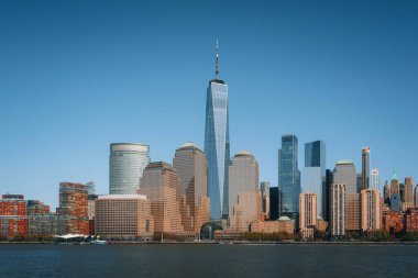 New York Şehri Manhattan silueti New Jersey 'den Hudson Nehri üzerindeki Dünya Ticaret Merkezi Kulesi veya Özgürlük Kulesi.