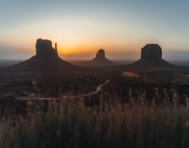 Sunset ve Sunrise 'da Utah Anıt Vadisi kardeşlerin ve West Mitten Butte' nin meşhur manzarasıyla. Fotoğraf Utah 'ta çekildi.