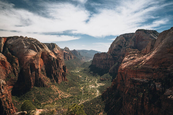 Вид на каньон Сион из Angels Landing, в национальном парке Сион, штат Юта. Голубое небо с облаками. Концепция путешествия после шабаша. Опыт на открытом воздухе. Фото сделано в США