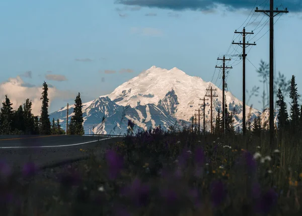 アラスカのドラム山 アラスカ州のグレンハイウェイ1号線でグレンレンに向かって運転すると ドラム山の目の前を通り 道路の端に雪のピークがそびえる 撮影された写真 — ストック写真