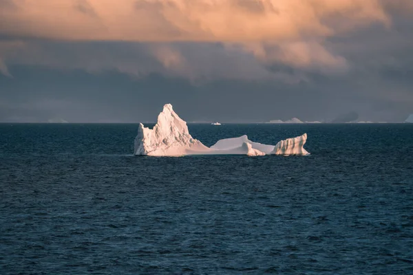 Antarktická Ledová Krajina Během Půlnočního Západu Slunce Obzoru Brzy Ráno — Stock fotografie