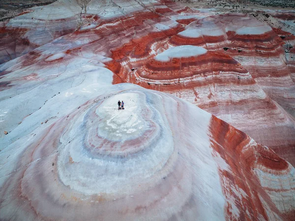 Bentonite Λόφους Καταπληκτική Εναέρια Άποψη Δύο Τουρίστες Κοιτάζουν Την Κάμερα — Φωτογραφία Αρχείου