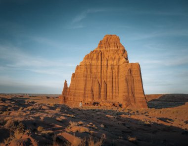 Günbatımında Ay Tapınağı 'nda duran turist, Katedral Vadisi, Capitol Resifi Ulusal Parkı, Utah, ABD.