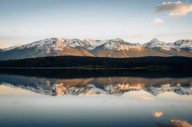 Piramit Gölü 'nde Gündoğumu, Jasper Ulusal Parkı, Kanada Rocky Dağları Alberta, Kanada