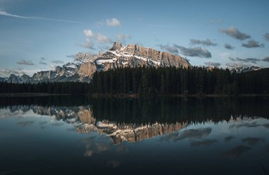 İki Jack Gölü, Banff Ulusal Parkı, Alberta, Kanada üzerinde güzel bir günbatımı ya da gün doğumu. Arka planda Vermilion Gölleri ve Rundle Dağı var. Macera yolculuğu konsepti. hoto Kanada 'da çekildi.