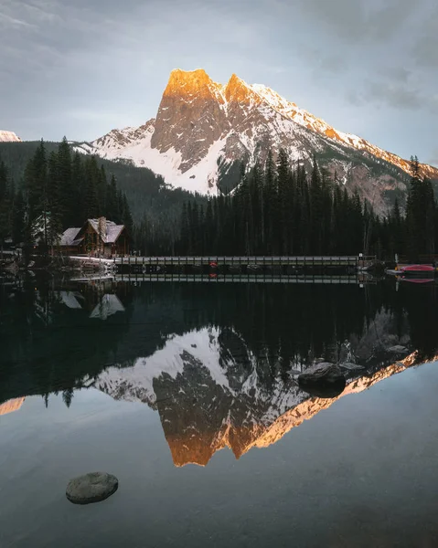 翡翠湖小屋是加拿大落基山脉中最具光彩照人的地方之一 加拿大美丽的不列颠哥伦比亚省尤荷国家公园 照片来自加拿大 — 图库照片
