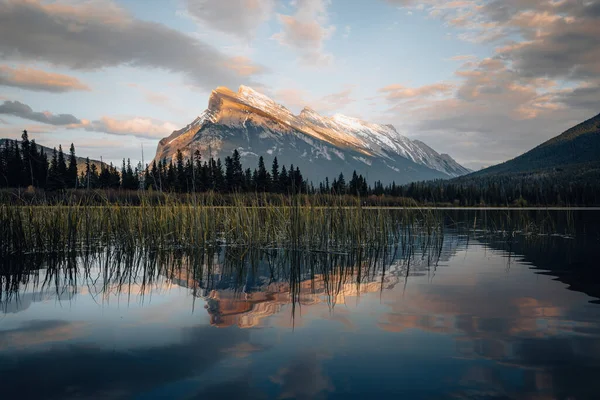 位于加拿大艾伯塔省班夫国家公园的加拿大山脉和万里长湖景观 照片来自加拿大 — 图库照片