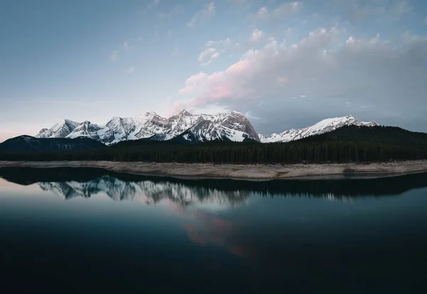 下卡纳纳斯基斯湖空中无人驾驶飞机图像卡纳纳斯基斯山脉 Peter Lougheed省公园 加拿大落基山脉 日出和日落的颜色 照片来自加拿大 — 图库照片
