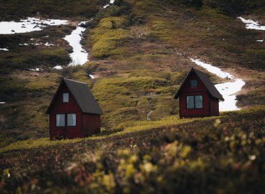 Hatcher Pass Lodge, Alaska, güzel bir tatil yeri. Anchorage yakınlarında kırmızı kulübeler
