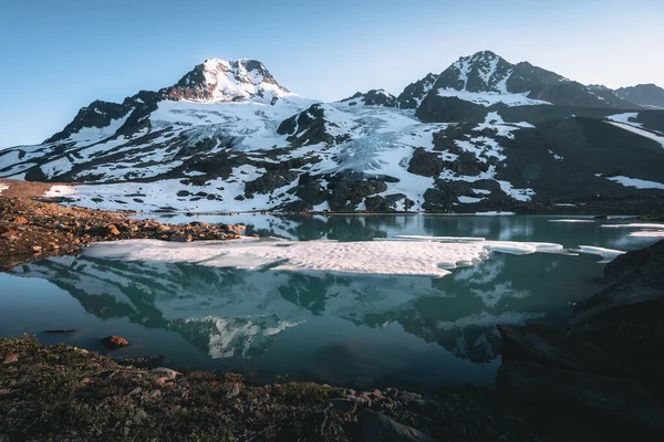 ランゲル セント イライアス国立公園と保護区 アラスカ州 山と反射と氷河湖や氷河と日没の景色 アメリカ — ストック写真
